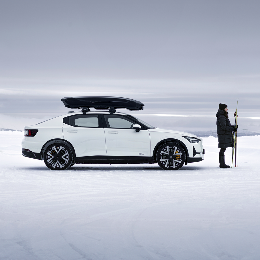 Box dachowy Thule Motion 3 XL zamontowany na samochodzie w zimowym otoczeniu.
